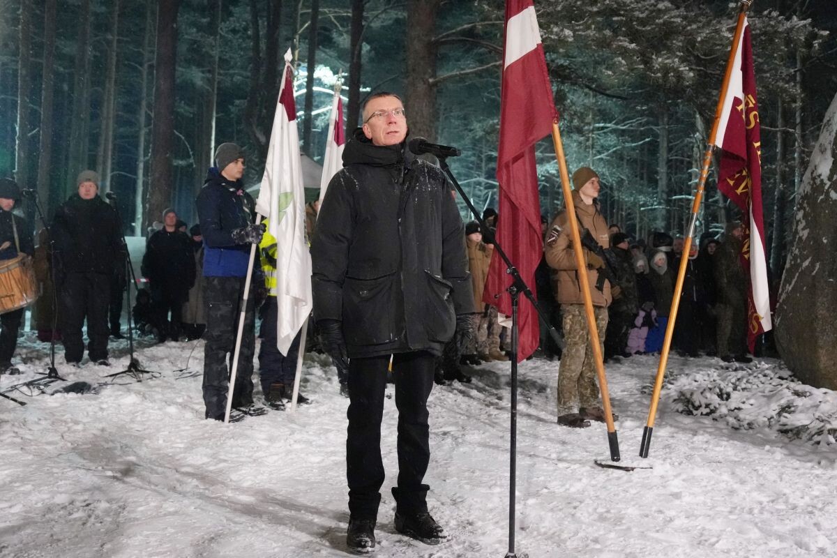 Президент Латвии Эдгарс Ринкевич выступает перед военными у мемориала в память латышских стрелков