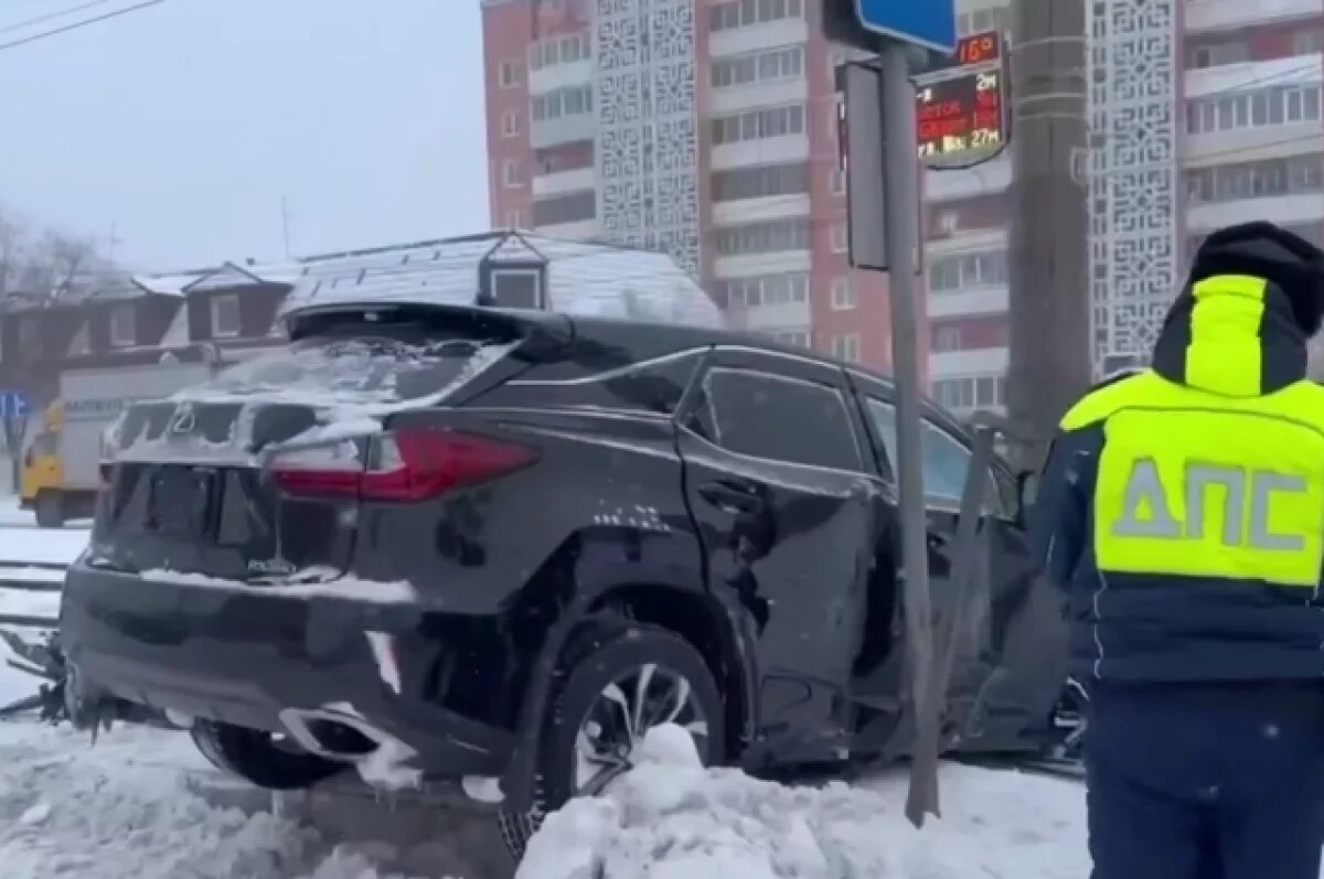    В Улан-Удэ водитель Lexus протаранил трамвайную остановку и сбил двух людей