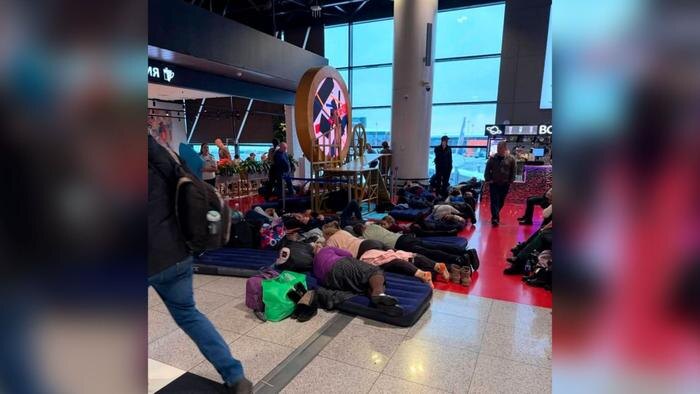 В Шереметьево задержаны и отменены 120 рейсов, люди спят на надувных матрасах. Обложка © Telegram / SHOT