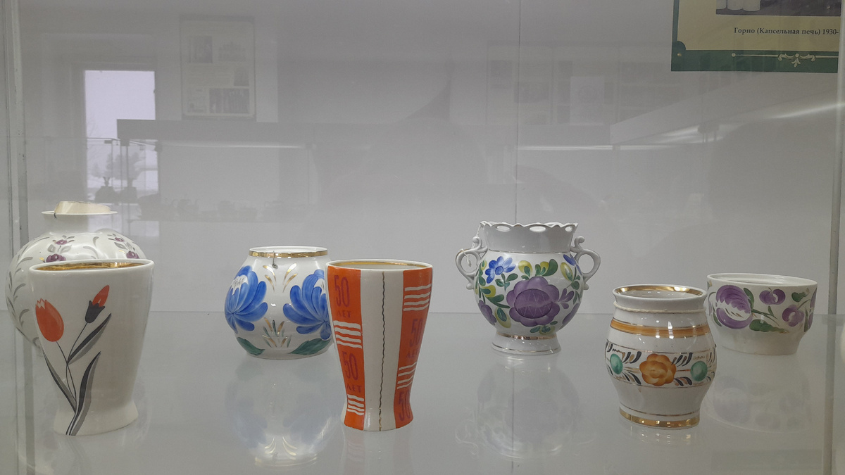 А вот эта маленькая вазочка (подбукетник), что справа на переднем плане, есть и у меня