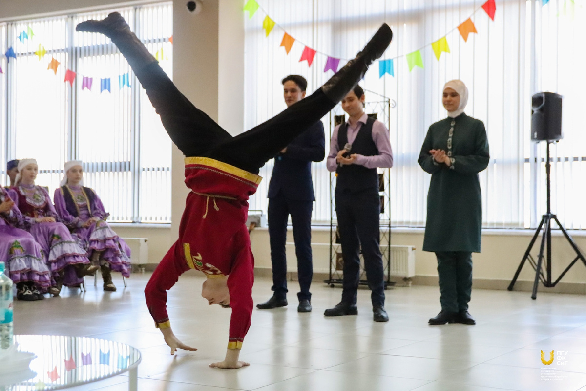 Иногда нам приходится делать вот так. Фото с праздника "Навруз"