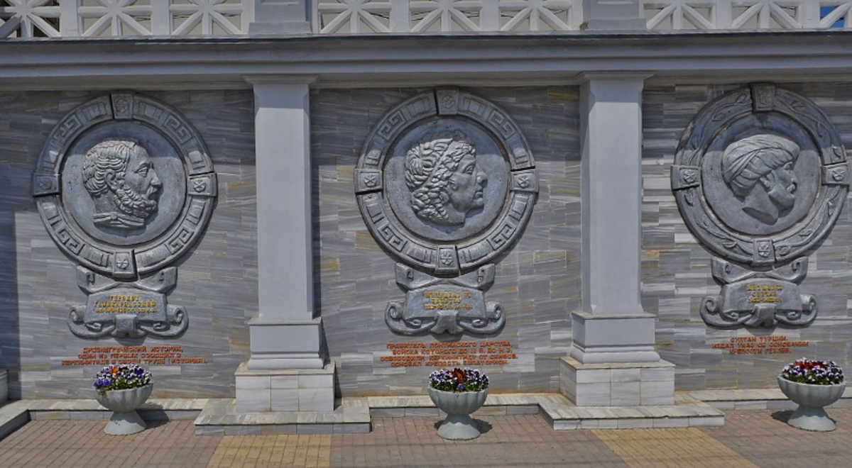 Барельеф в центре Евпатории установлен в честь следующих личностей: Геродот Галикарнасский – одним из первых сообщил о Керкинитиде; Митридат VI Евпатор – его войска освободили Керкинитиду от скифов; султан Мехмед II – подписал указ о строительстве Гезлева; Екатерина II – при ней Гезлев переименовали в Евпаторию.  