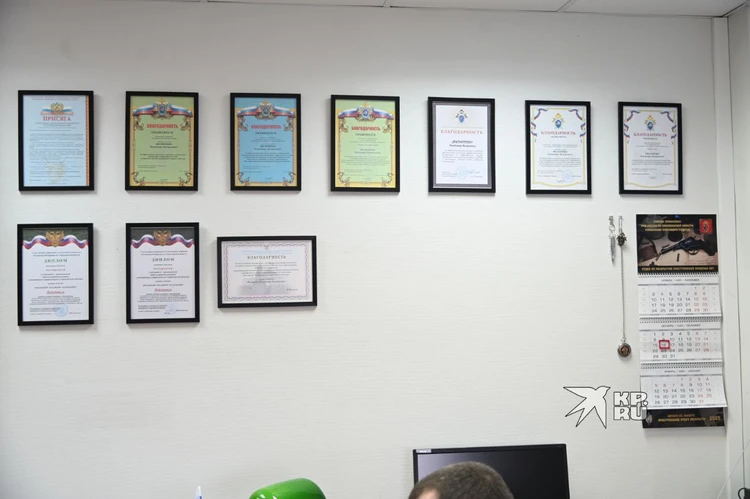 В кабинете Владимира Филиппия множество дипломов и благодарностей

Фото: Ольга ЮШКОВА.

