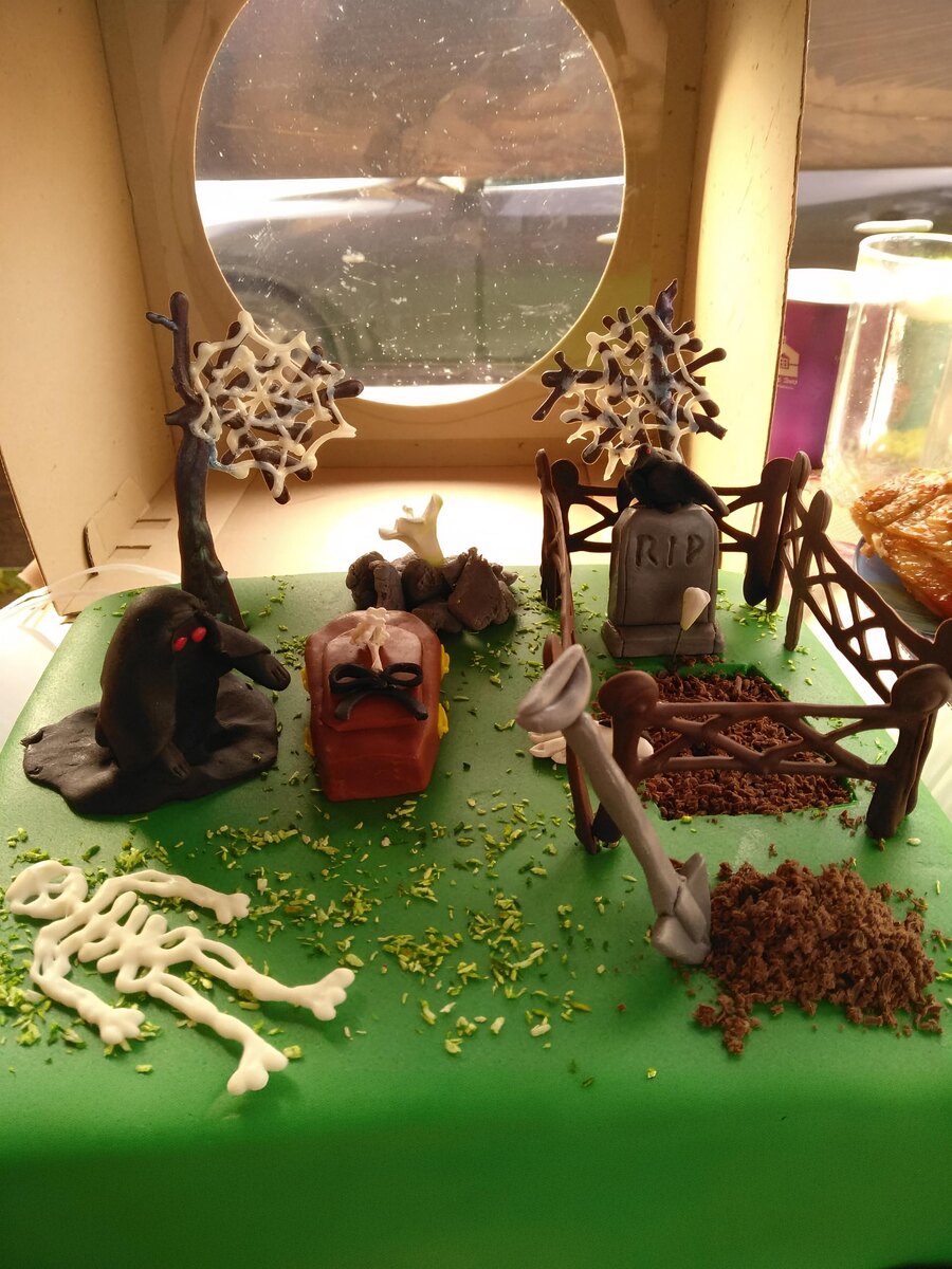 Это пример, какие торты я делал. Это полностью моя работа. Делал на день рождения друга. Лене хотел примерно такой же, но не страшный.