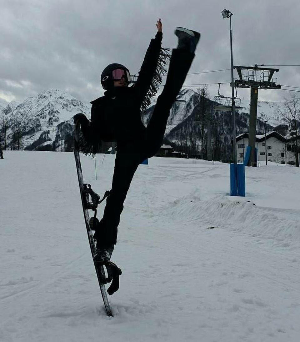 Алина Загитова в шпагате на сноуборде