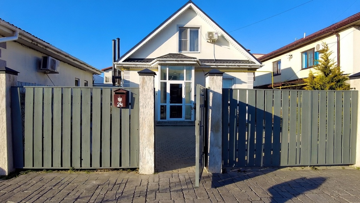 Главный вход. Вид спереди