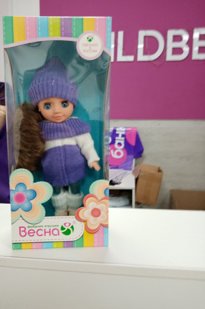 Переодела её в наряд, был уже ранее связан