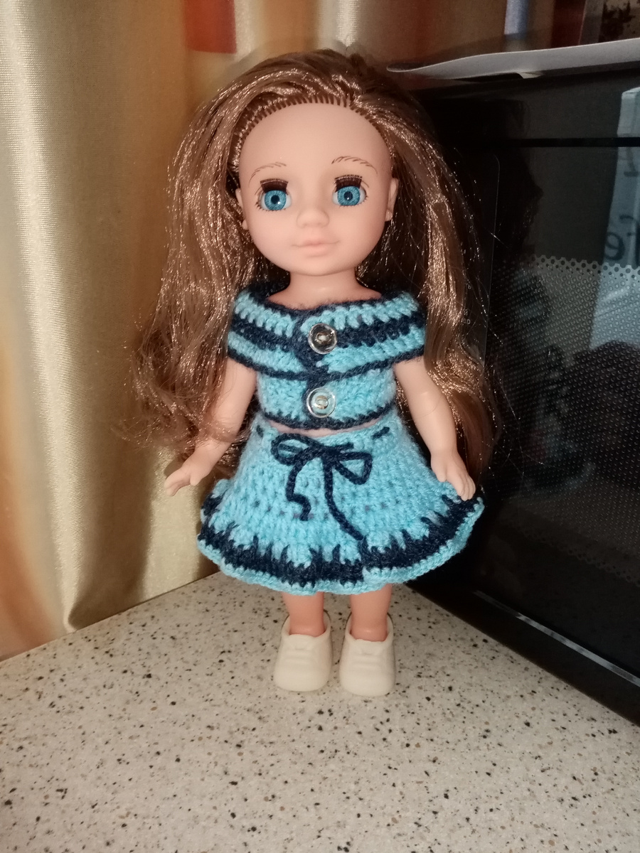 Куколка тактильно приятная, волосы приятные на ощупь, густые, волнистые, сама куколка симпатичная, милое личико.