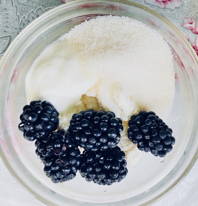 Творог со сметаной, сахаром и ежевикой. Можно Сахар заменить медом. Фото автора статьи 