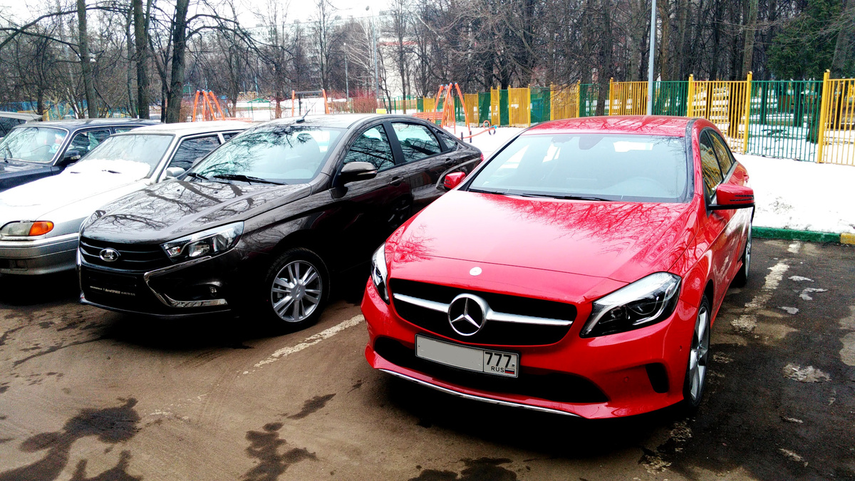 LADA и Mrcedes на одной парковке. Владельцы возможно живут в одном доме. 