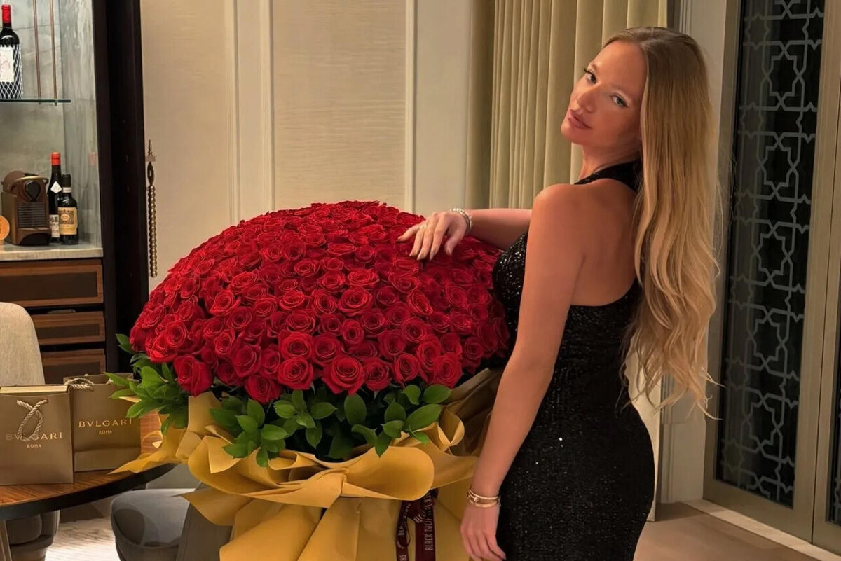    Елизавета с букетом от мужа Социальные сети