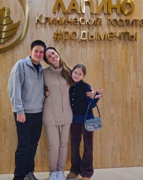    Дети от Павла Прилучного встретили маму с новорожденной сестрёнкой из роддома.