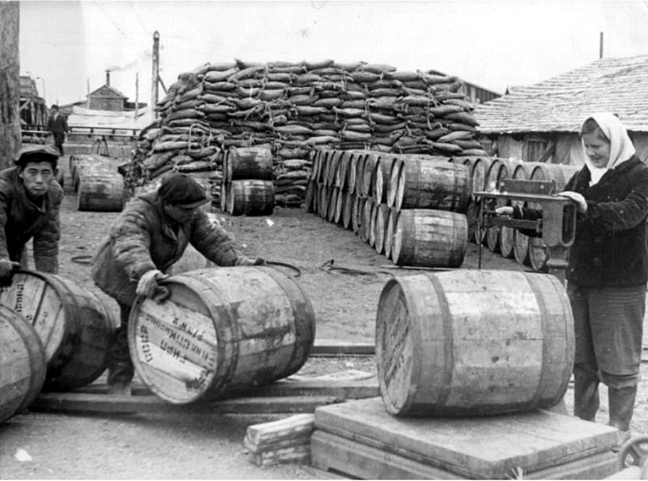 Изображение: "Подготовка готовой рыбопродукции к сдаче.", Камчатский краевой объединенный музей