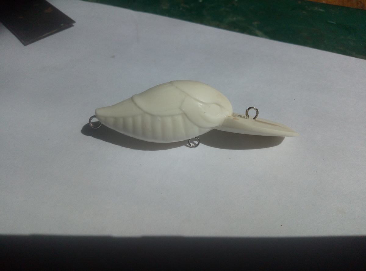 Замечу, что тогда я не моделировал приманки на компьютере, а вырезал мастер-модель ручками в технике, схожей с резьбой по кости. На заглавной фотографии именно аналоговая версия, все детали изначально прорезаны и отпоированы руками. Лишь затем по мастеру делалась точная литьевая форма и далее серия просто "копировала" исходную приманку.