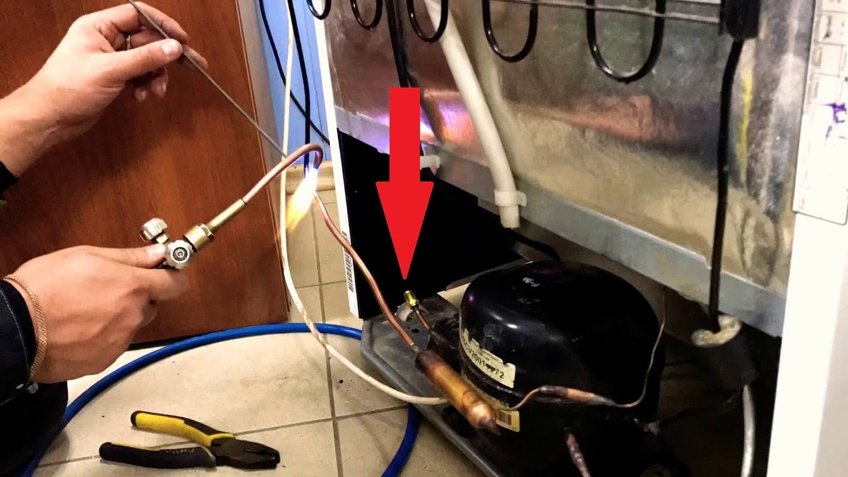 На фото впаян клапан Шредера (заправочный штуцер) - через него после ремонта будет производиться вакууамация и заправка холодильника фреоном