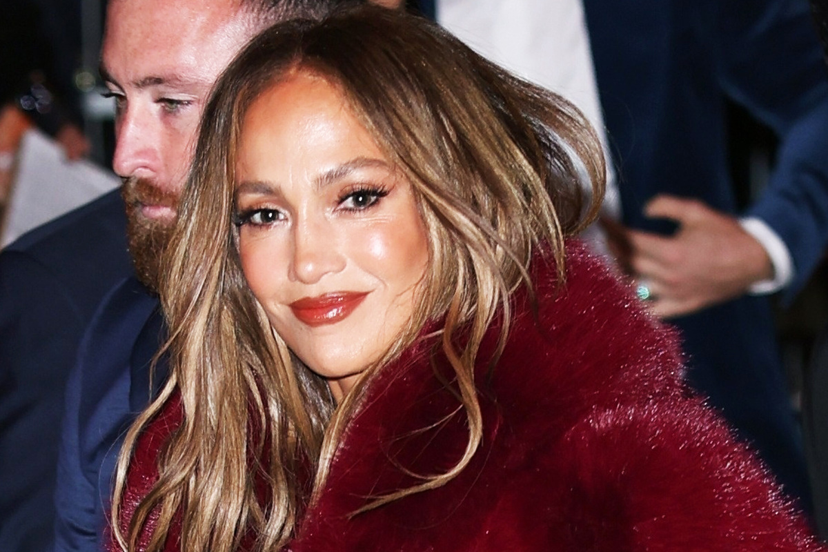     Дженнифер Лопес в «голом» платье с декольте появилась на публике перед церемонией вручения премии «Золотой глобус»