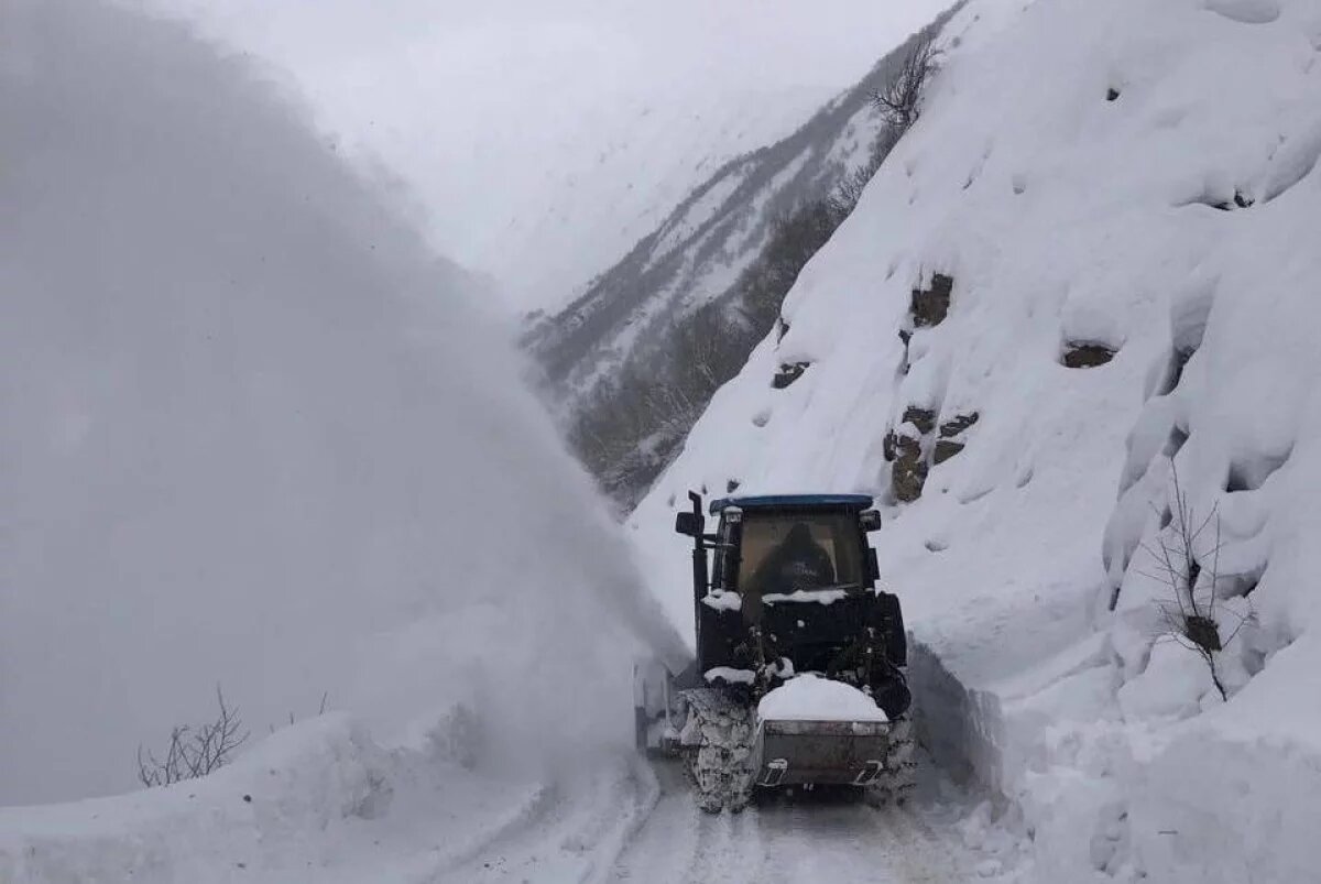    Сошедшая лавина перекрыла дорогу в высокогорном районе Дагестана