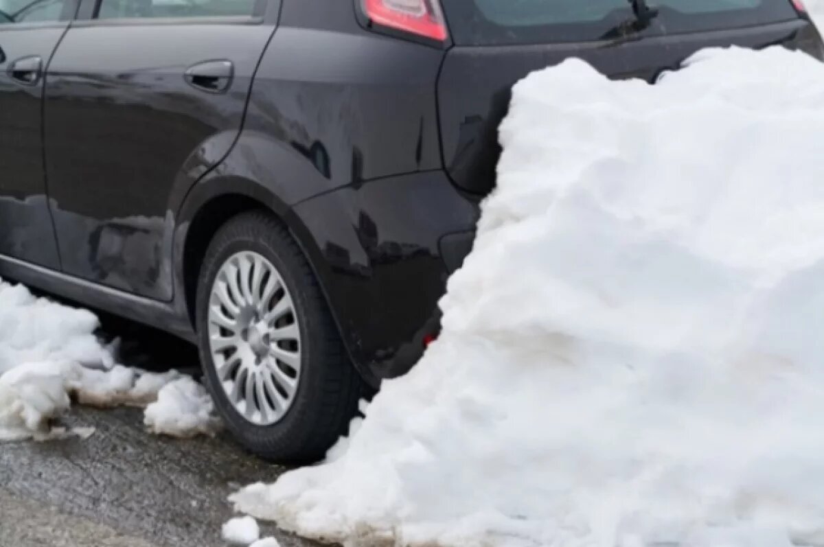    В МЧС объяснили петербуржцам, как откапывать машину из снега
