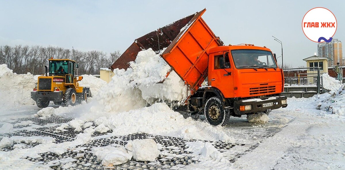 В Москве снегосплавные пункты круглосуточно утилизируют снег после снегопада

