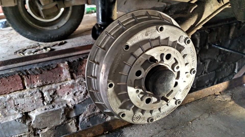 Почему на современные авто до сих пор ставят устаревшие барабанные тормоза, и какой их главный недостаток