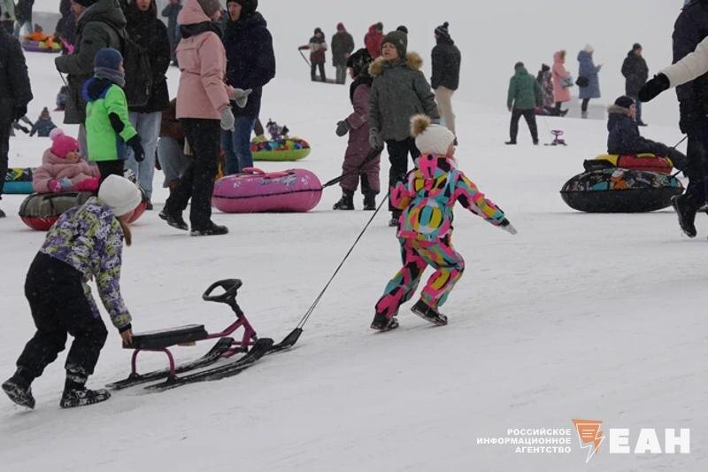    ЕАН / Дети катаются со снежных горок