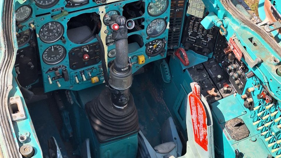 Подготовка к реставрации кабины редкого МиГ-25БМ в Музее техники Вадима Задорожного. Поиск приборов.