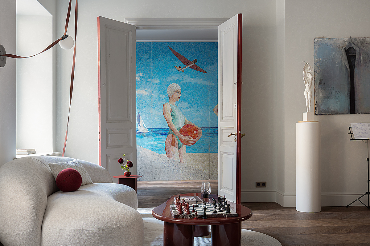 Вид из прихожей на гостиную и кабинет.