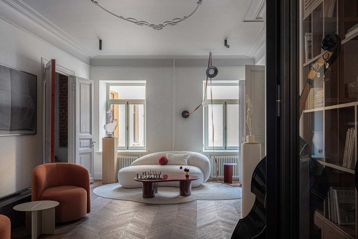 Гостиная. Диван Saiwala, столики и кресла из Divan.ru. Паркет Coswick, лепной декор Orac. Ковер Ansy.