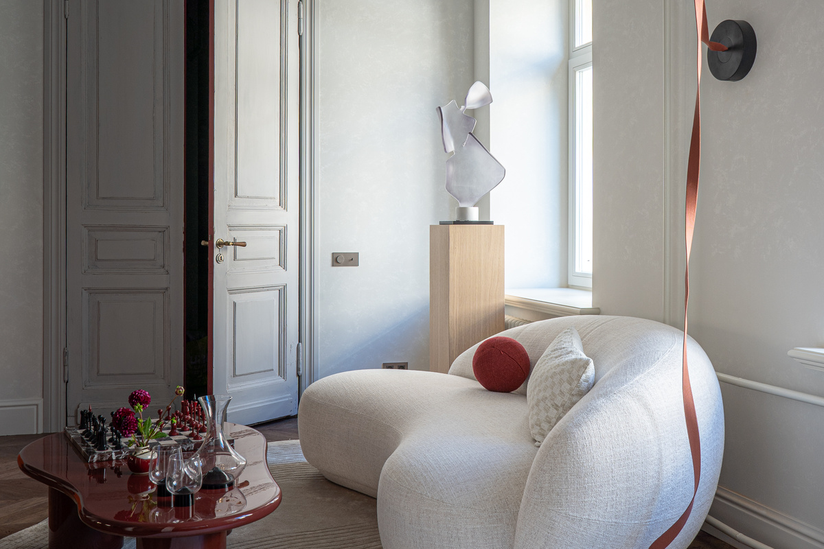 Крупный план со скульптурой Льва Ефимова. Старинные двери отреставрировал Александр Мершиев, а коробки для них сделала мастерская Restart. Краска для столярных изделий Argile, стены покрыты микроцементом Goldshall. 