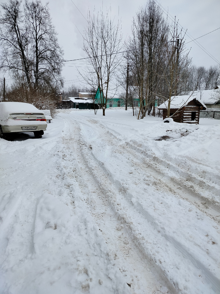 Вот столько снега на нашем дворе
