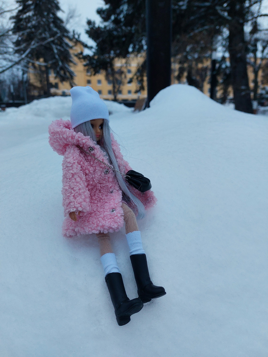 Да и немного поваляться  в снегу не возбраняется