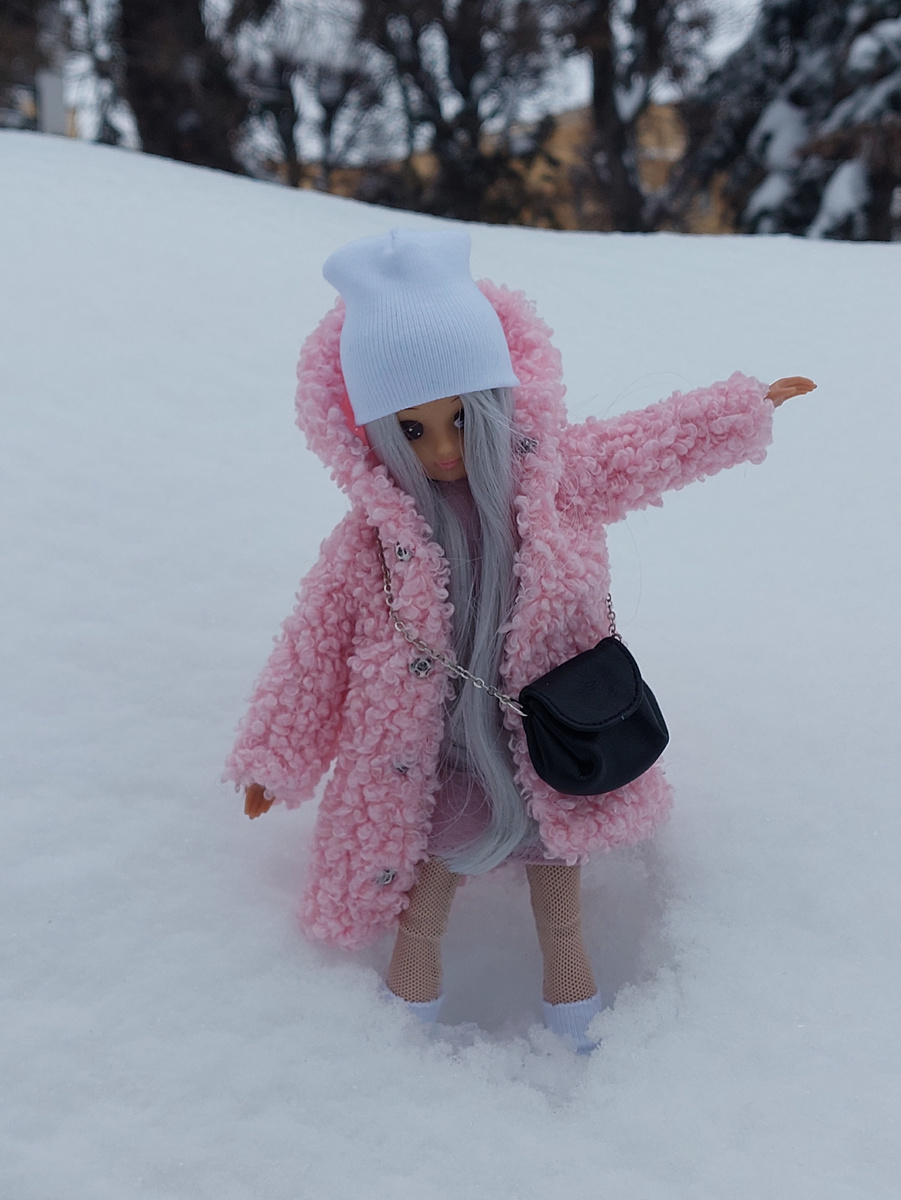 Какие же зимние гуляния без лазания по сугробам