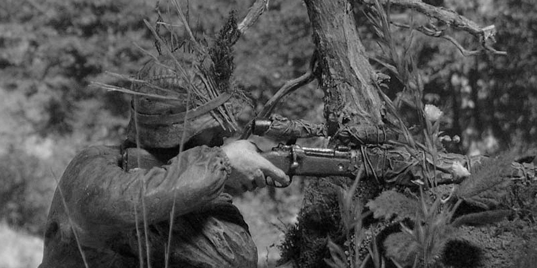 Невидимая рука дернула вниз за миг до выстрела: чудо, спасшее командира от немецкого снайпера в 1945-м