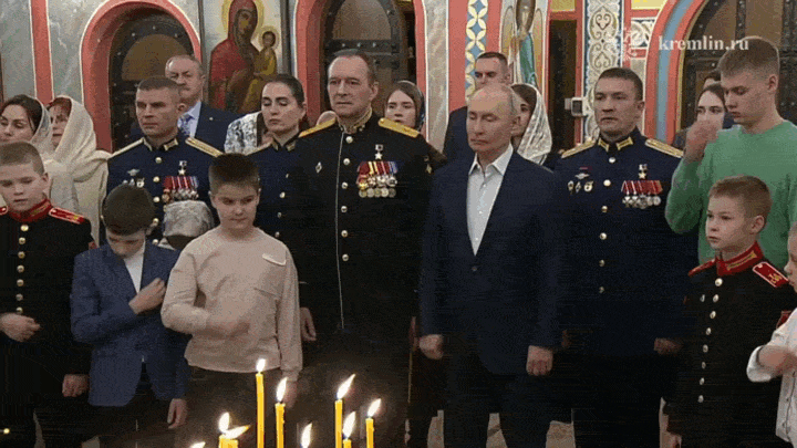    В Рождественскую ночь президент присутствовал на богослужении в храме великомученика Георгия Победоносца в Подмосковье. Видео: Kremlin.ru