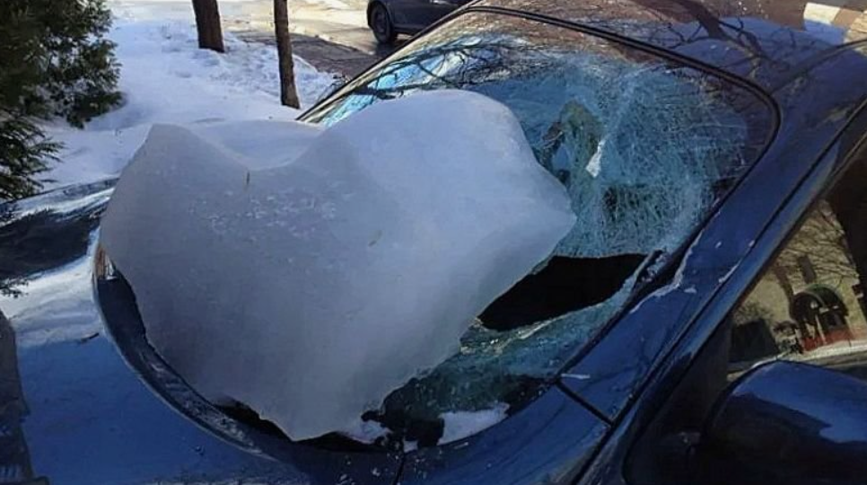 Сходом снега с крыши повредило автомобиль, сломали руку или ногу поскользнувшись на крыльце магазина, что делать?