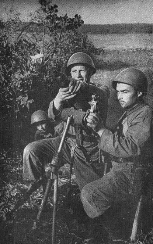 Расчет советского 82-мм. батальонного миномета готовится к стрельбе.