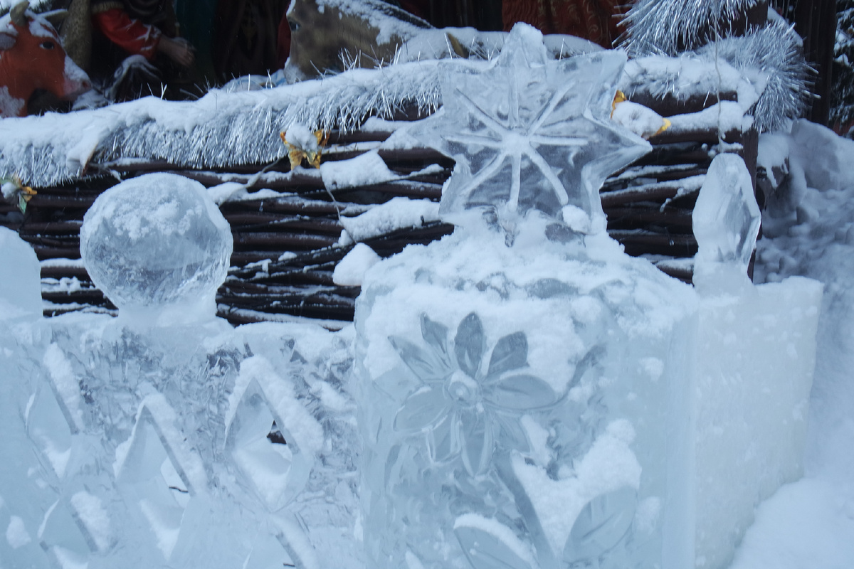 Очень мне по душе здешние цветы и бабочки... всмотритесь внимательно - можно листать