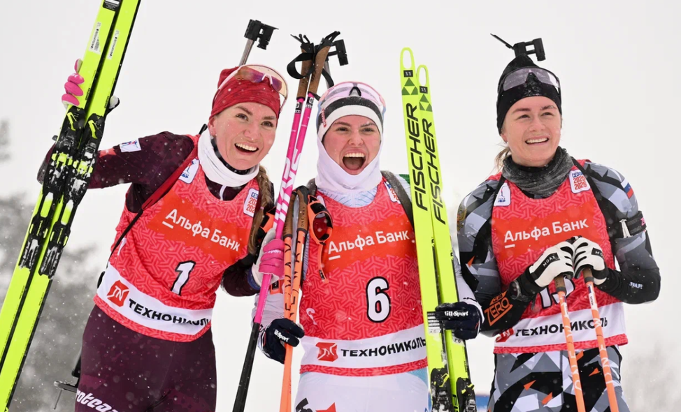 Виктория Метеля (в центре) - победительница масс-старта на чемпионате России. Фото: соцсети