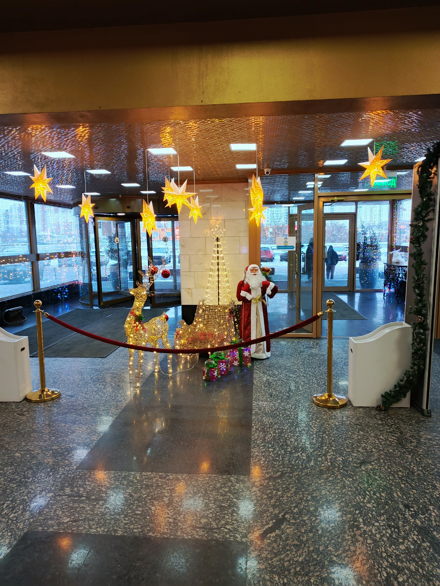 Новогодняя композиция при входе.