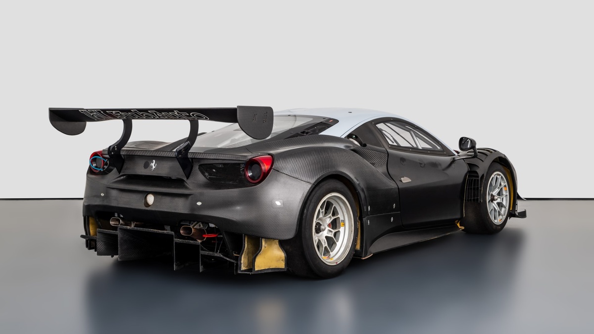 Ferrari 488 GT3 2016 года выпуска гоночной команды HubAuto Racing, оснащенный Ferrari пакетом Evo в 2020 году.