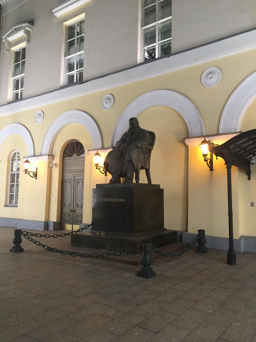 Памятник Островскому у Малого театра