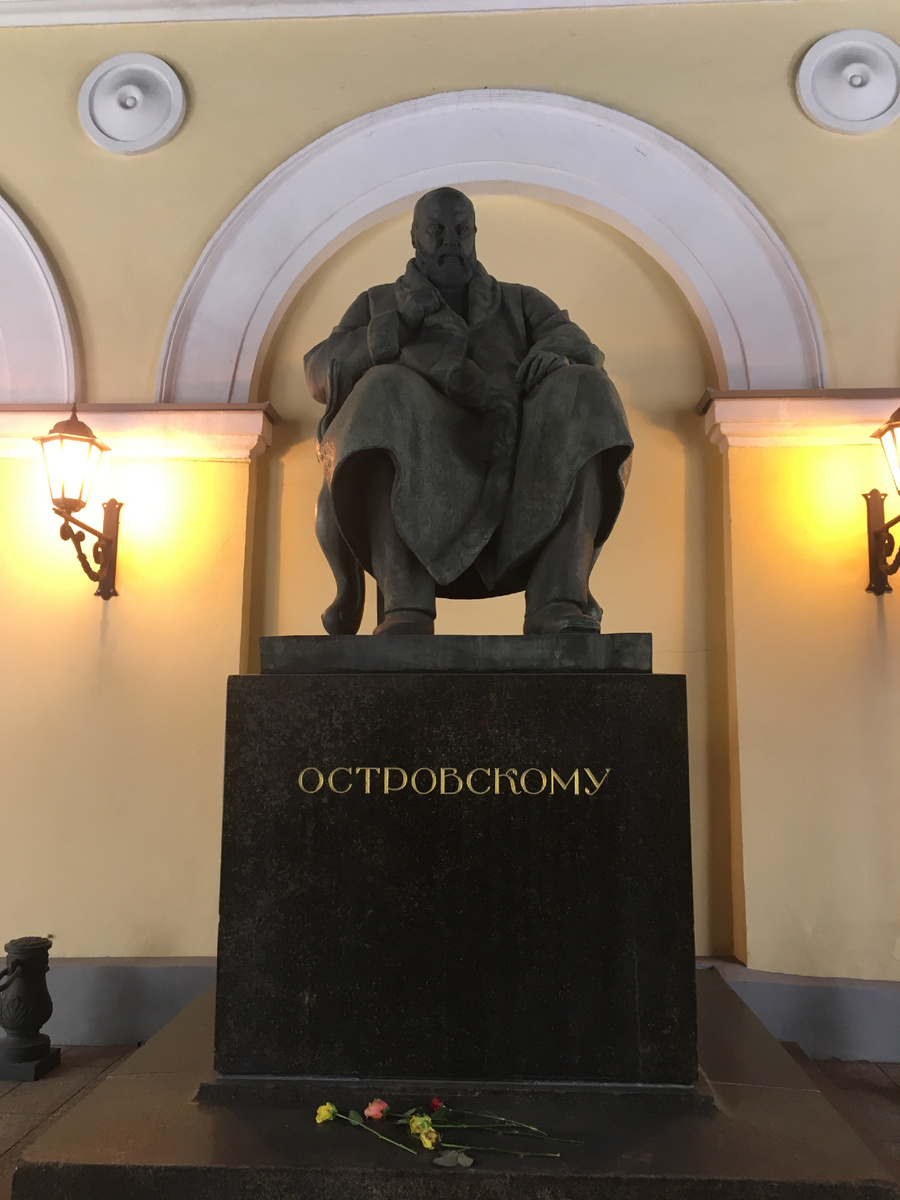 Памятник Островскому у Малого театра