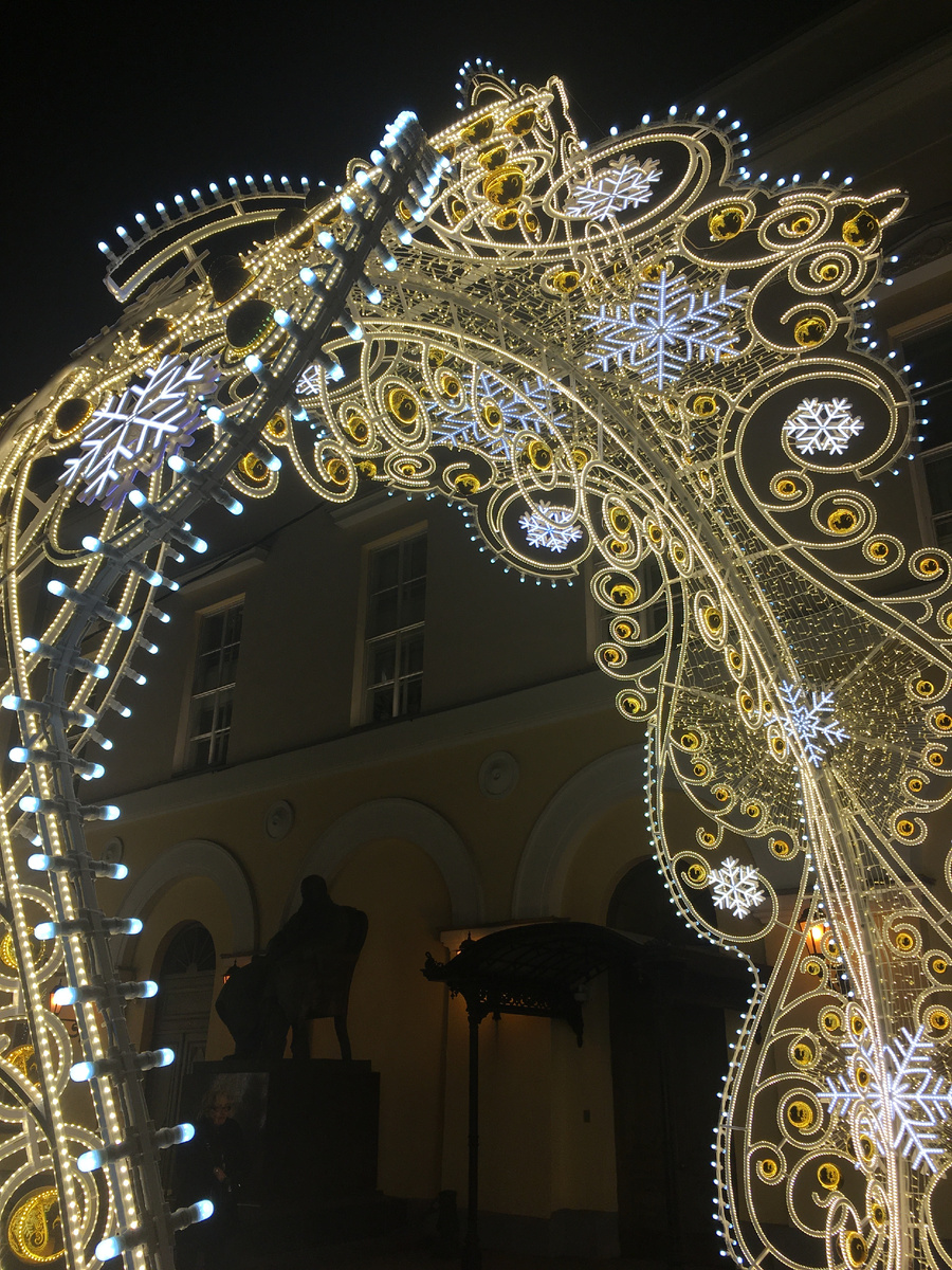 Памятник Островскому у Малого театра