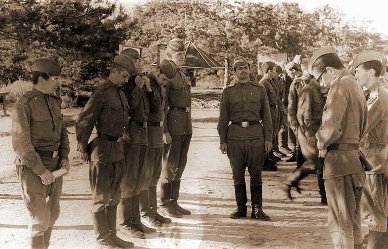  Фото автора, на фото я слева, застёгиваю воротничок.