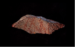 Древнейший в мире рисунок из Южной Африки. На камне размерами 3,9×1,3x1,5 сантиметров были нарисованы пересекающиеся линии. Камень нашли в стратиграфическом слое, датированном периодом 77−73 тысяч лет назад.