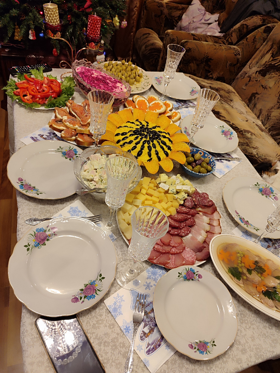 Стол у нас традиционный из года в год.