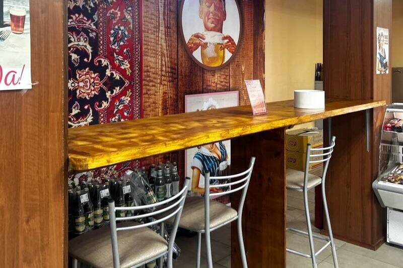    Проверку заведения в доме № 60 устроили активисты "Народного контроля".