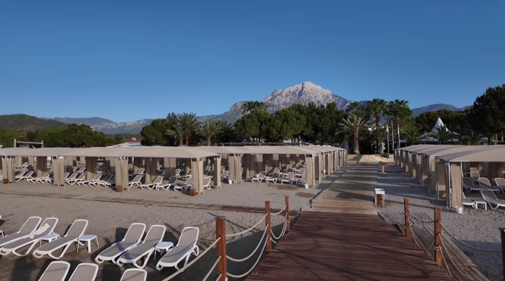 Вид на горы с пляжа