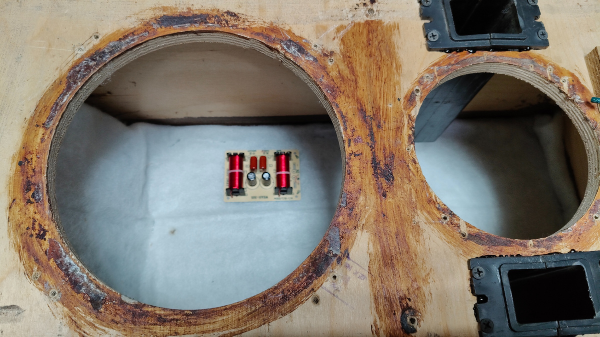 Колонка Вега внутри. Фото из моего личного архива.