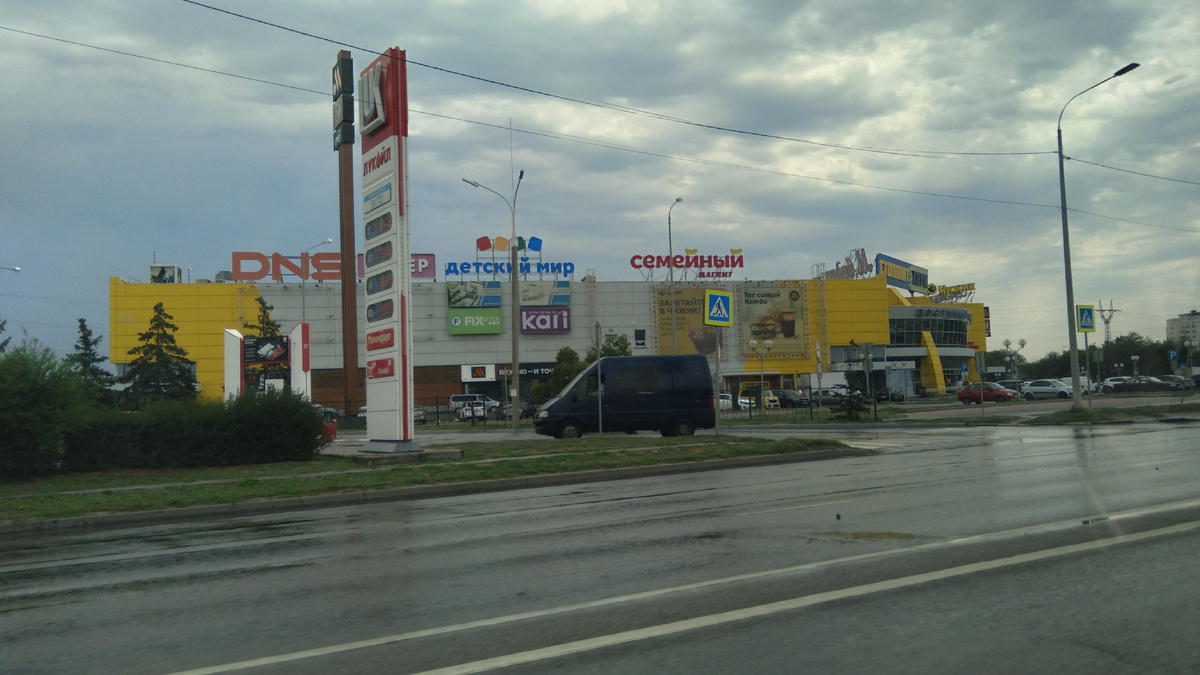 Торговый центр недалеко от въезда в город (фото автора)